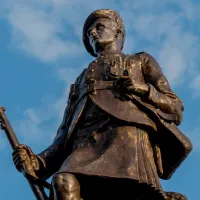 War memorial statue in Johnstone town centre