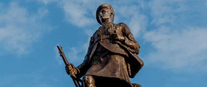 Photo of war memorial statue in Johnstone town centre.
